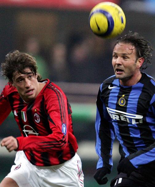 Con la maglia dell&#39;Inter nel derby della Madonnina in un contrasto con Hernan Crespo, febbraio 2005 (Ansa)